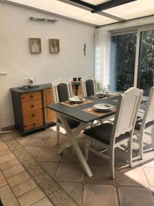 uma sala de jantar com mesa e cadeiras em Garden View Apartment em Breitenbrunn