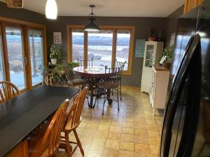 cocina y comedor con mesa y sillas en Farm Island Missouri River Views, en Pierre