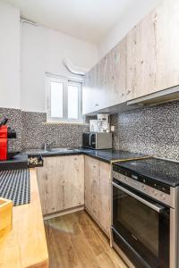 A kitchen or kitchenette at ARIS in Neos Kosmos