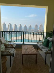 Ein Balkon oder eine Terrasse in der Unterkunft Beachfront Luxury Apartment-Pearl Island شقه مطله على الشاطئ بجزيرة اللؤلؤه