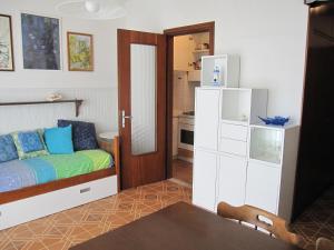 a bedroom with a bed and a kitchen at Appartamento Due Stelle in Grado