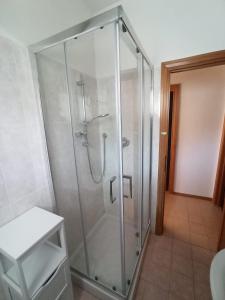 Casa Prati في مارينا دي سيسينا: كشك للاستحمام مع باب زجاجي في الحمام