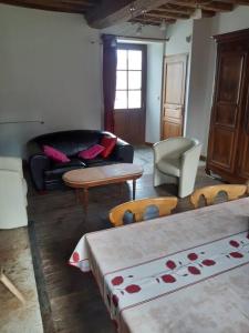 ein Wohnzimmer mit 2 Betten und einem Sofa in der Unterkunft Gite de la source in Saint-Rémy