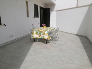 stół z wazonem w pokoju w obiekcie Albachiara w mieście Galatina