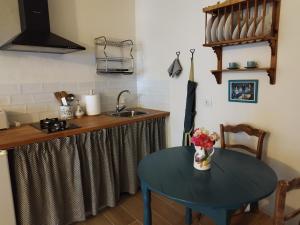 a kitchen with a table and a counter with a sink at Casimiro Alojamiento Rural in Guadalupe