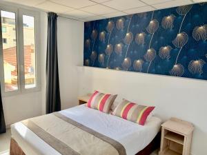 Voodi või voodid majutusasutuse Hôtel de Flore toas