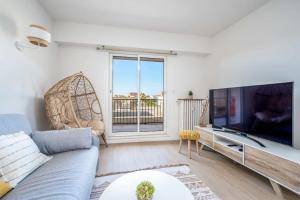 Televízia a/alebo spoločenská miestnosť v ubytovaní Cannes au Calme à 10 mn à pieds du centre, aperçue mer - Parking gratuit