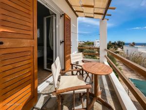 Balkón nebo terasa v ubytování Agnadi Syros Beachfront Studios & Rooms