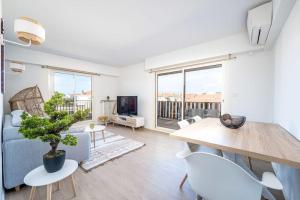 Televízia a/alebo spoločenská miestnosť v ubytovaní Cannes au Calme à 10 mn à pieds du centre, aperçue mer - Parking gratuit