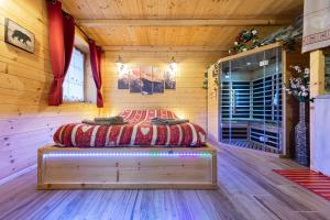 Postel nebo postele na pokoji v ubytování AL RANCH WELLNESS CADORE DOLOMITI APARTMENTS vicino Cortina Olimpiadi 2026 e Misurina Tre Cime Lavaredo