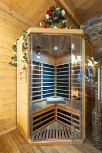 a sauna with a bench in a wooden room at AL RANCH WELLNESS CADORE DOLOMITI APARTMENTS vicino Cortina e Misurina Tre Cime Lavaredo in Pieve di Cadore