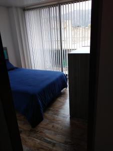 1 dormitorio con cama y ventana grande en Casa Bertha Hotel y Servicios SAS en Nobsa