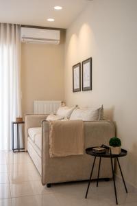 uma sala de estar com um sofá e uma mesa em Konstantina's Luxury Apartment em Nafplio