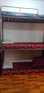 Narivoodi või narivoodid majutusasutuse Dormitory bed space in a shared room toas