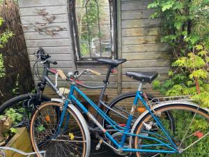 dos bicicletas estacionadas frente a una casa en KER MAJA : Charmante Maison 1930 * Jardin * 2 vélos * WIFI en Carnac