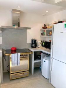 Kuchyňa alebo kuchynka v ubytovaní KER MAJA : Charmante Maison 1930 * Jardin * 2 vélos * WIFI