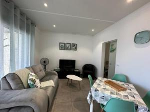 uma sala de estar com um sofá e uma mesa em Paradise Apartments I em Santa Cruz das Flores