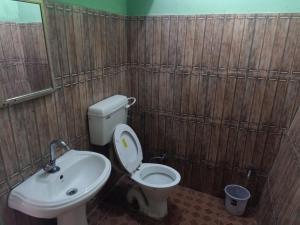 un bagno con un water e un lavandino di SAMAUN Homestay a Kurchhola Altre 39 foto