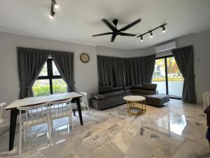 - un salon avec une table et un canapé dans l'établissement BayView Villas Condo - Premium Unit, à Port Dickson