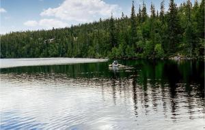 una persona en un barco en un lago en 4 Bedroom Cozy Home In Eggedal, en Eggedal