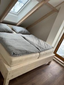 Postel nebo postele na pokoji v ubytování U Králíka, apartmán H, 3 samostatné ložnice - mezonet, 3 vlastní parkovací místa, v klidu, přitom v centru zábavy