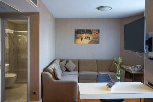 伊斯坦布尔特罗亚酒店的客厅里有一张沙发和一张桌子。