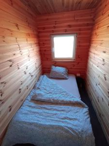 Habitación pequeña con 1 cama en una cabaña de madera en nr.2 - W POLU DOBREJ ENERGII 