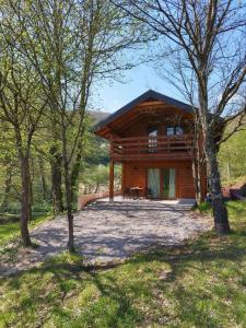 una cabaña de madera en el bosque con árboles en Kuća u šumi - Forest house near National park Una - Air Spa Lohovo en Bihać