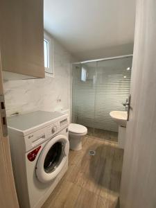 uma casa de banho com uma máquina de lavar roupa e um WC em Konstantina's Luxury Apartment em Nafplio
