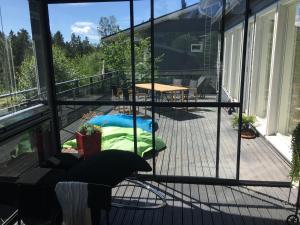 a screened in porch with a table and chairs at Villa Pickala Golf in Sjundeå