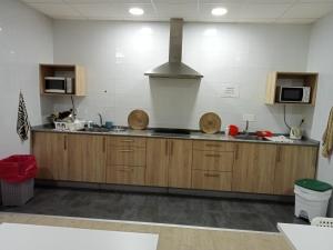 A kitchen or kitchenette at Albergue O Trisquel
