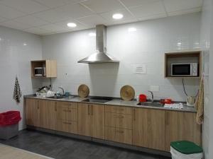 A kitchen or kitchenette at Albergue O Trisquel