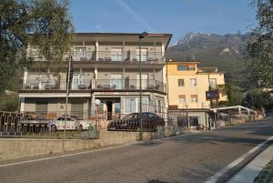 budynek z samochodami zaparkowanymi po stronie ulicy w obiekcie Hotel Casa Gagliardi w Brenzone sul Garda