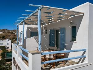 Balkón nebo terasa v ubytování Agnadi Syros Beachfront Studios & Rooms
