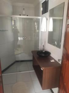 a bathroom with a sink and a shower at Pousada Nova Oasis do Rei in Canoa Quebrada