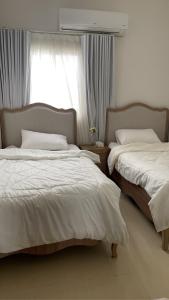 Giường trong phòng chung tại تاون هاوس في النرجس مع موقف خاص ودخول ذاتي