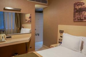 伊斯坦布尔特罗亚酒店的一间带床和镜子的酒店房间 更多77张照片