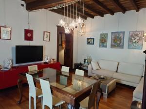 a living room with a dining table and a couch at Magnifico appartamento @Turin in Turin