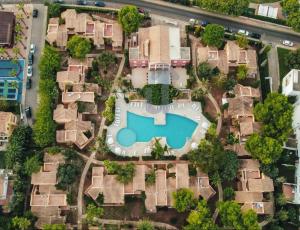 una vista aérea de una casa con piscina en "PARAÍSO 14" Espectacular casa con terrazas, piscina y vistas al mar, en Son Xoriguer