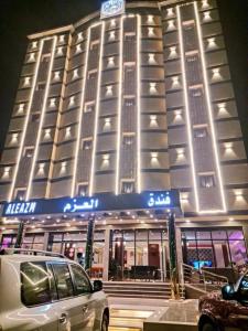 ein Gebäude mit einem davor geparkt in der Unterkunft فندق العزم in Hafar Al-Batin