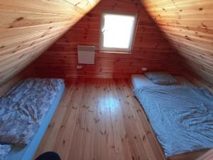 a bedroom with two beds in a log cabin at Nr3 - W POLU DOBREJ ENERGII 