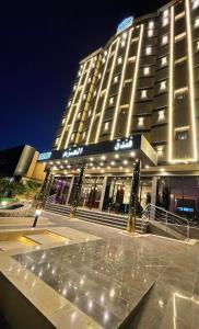 un gran edificio con luces delante en فندق العزم, en Hafr Al Batin