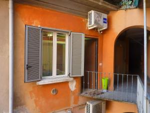 un edificio arancione con finestra e balcone di Porta Venezia Studios Lambro 15 a Milano