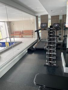 een fitnessruimte met een loopband en een bank in een kamer bij 2br ANTEA Embassy free parking in Adelaide