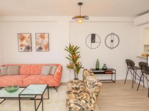 een woonkamer met een oranje bank en een tafel bij Apartamento Jacaranda in La Herradura