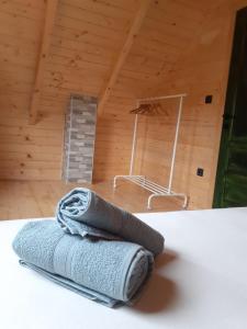 un paio di asciugamani seduti su un tavolo in una stanza di Vila Bella, Tara, Zaovinsko jezero a Zaovine