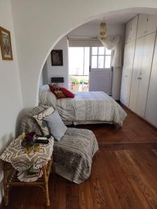 1 dormitorio con 2 camas, mesa y silla en Penthouse Almagro Corazon De Buenos Aires en Buenos Aires