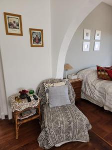 1 dormitorio con 1 cama, 1 silla y 1 mesa en Penthouse Almagro Corazon De Buenos Aires en Buenos Aires
