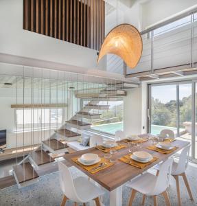 een eetkamer met een tafel en een trap bij DOMUS AESTAS Luxury Residences in Plakias