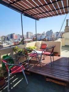 una terraza con sillas y una mesa en el techo en Penthouse Almagro Corazon De Buenos Aires en Buenos Aires